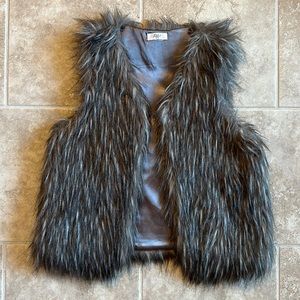 Faux fur vest 🦬